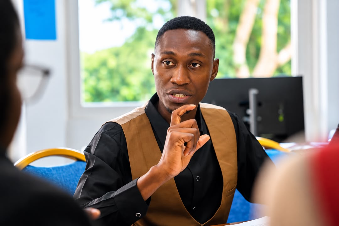 Iyasco Jeremiah facilitating a discussion at the Youth Leadership in Emergencies ToT